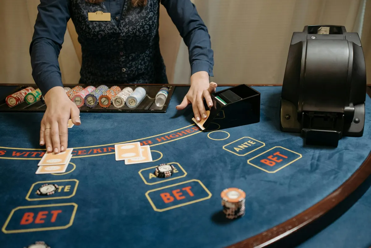 Cámara múltiple en casino online mostrando diferentes ángulos mesa