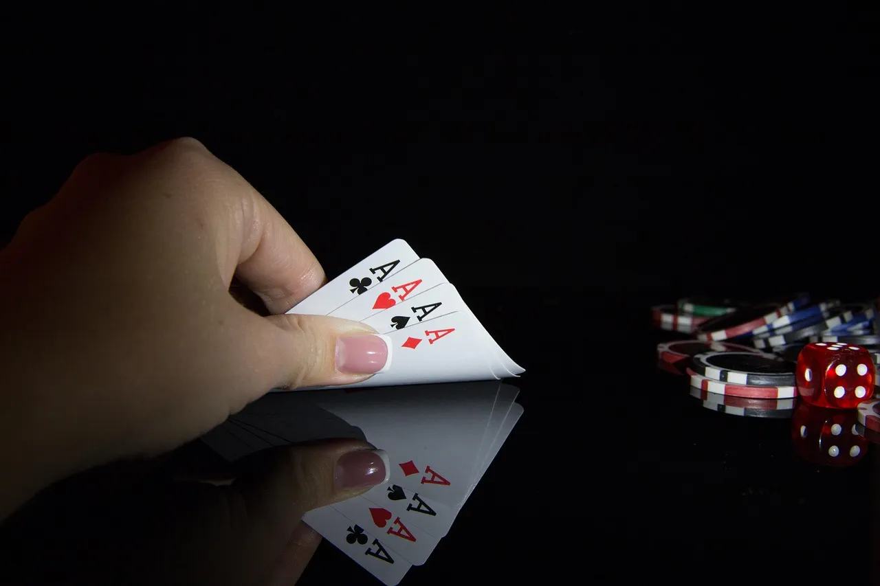 Dados de casino en mesa verde con fichas de apuestas
