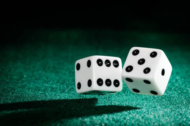 Mano ganadora de poker en mesa de casino profesional