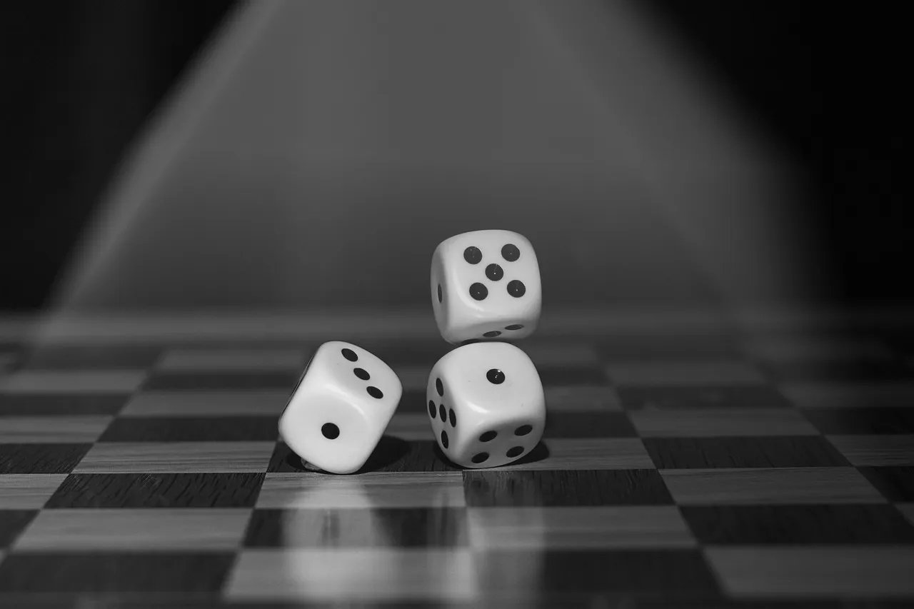 Ruleta de casino girando con bola en movimiento